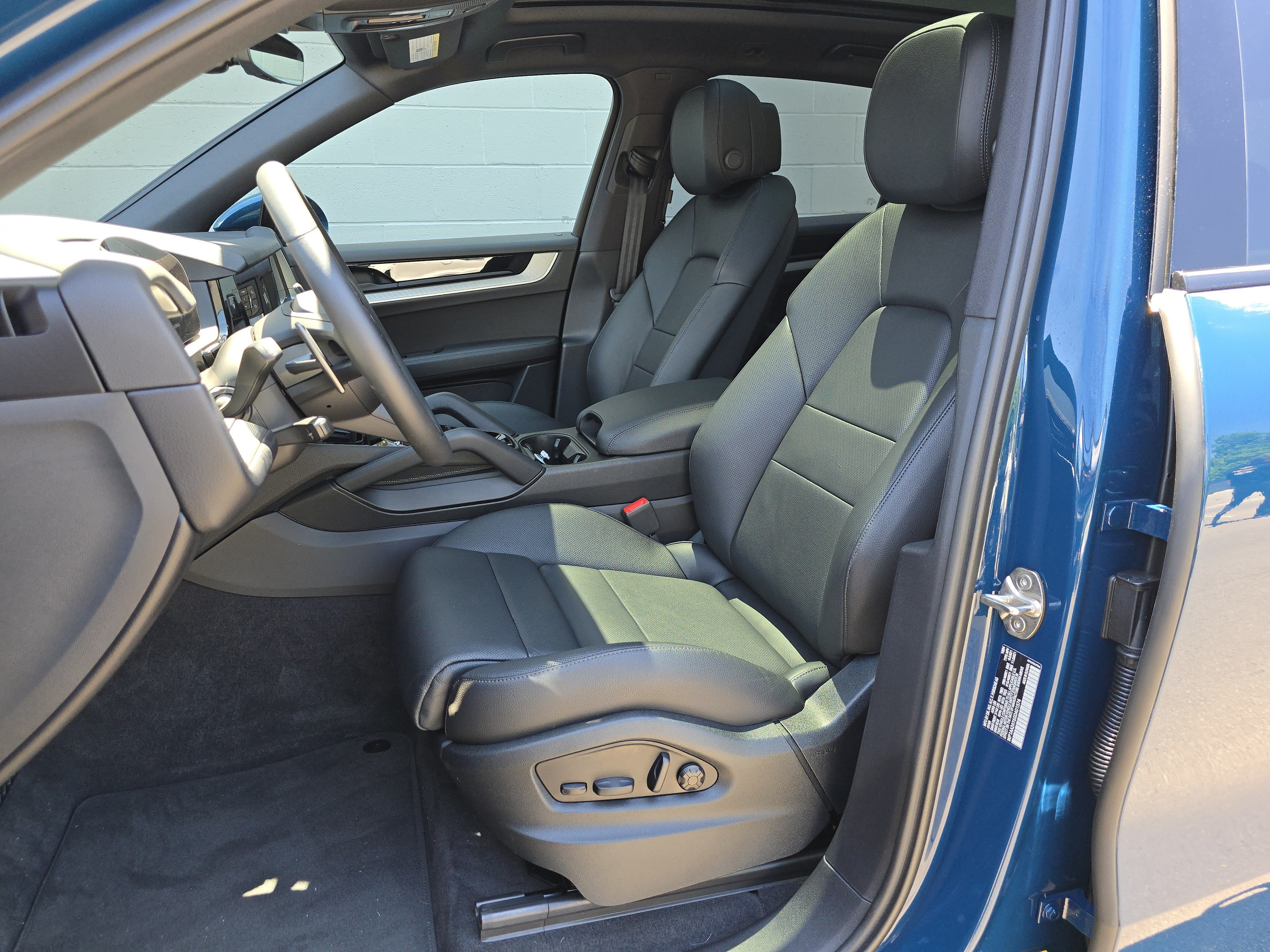 Certified 2025 Porsche Cayenne AWD/4WD image 5