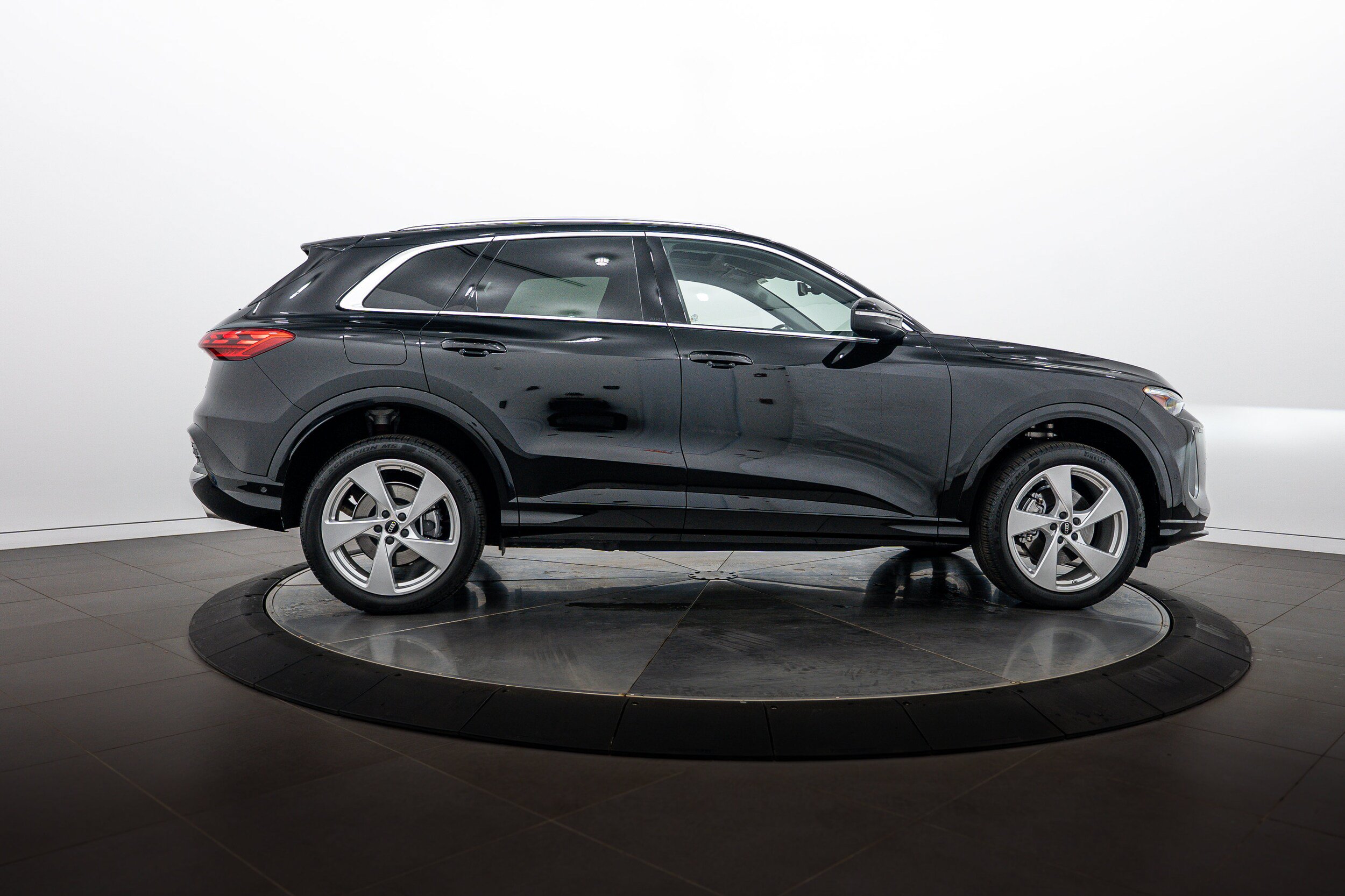 Used 2025 Audi Q5 Premium Plus w/ Premium Plus AWD/4WD image 3