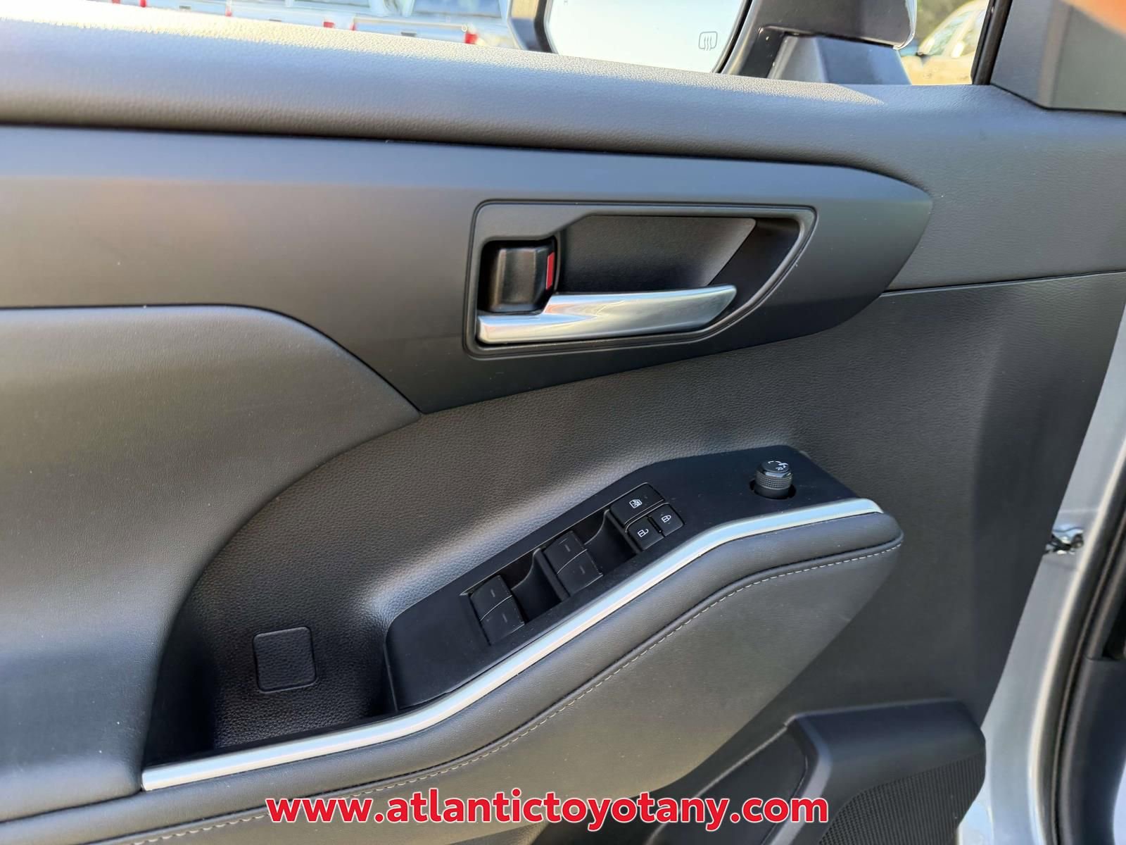Used 2023 Toyota Highlander XLE AWD/4WD image 23