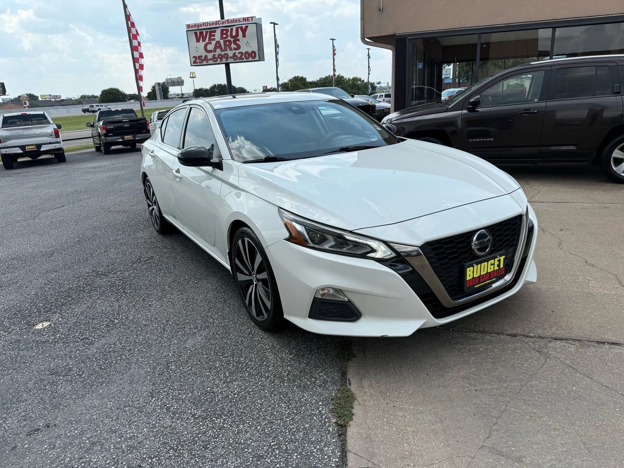 Used 2020 Nissan Altima 2.5 SR w/ Premium Package image 3