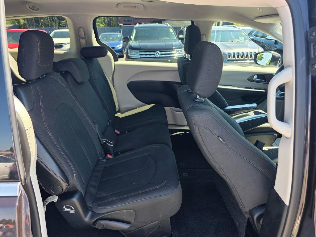 Used 2018 Chrysler Pacifica LX w/ Tire & Wheel Group FWD image 12