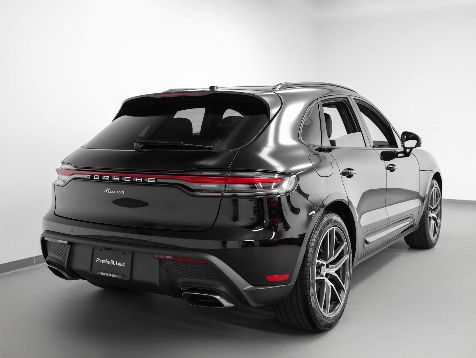 Certified 2025 Porsche Macan image 12