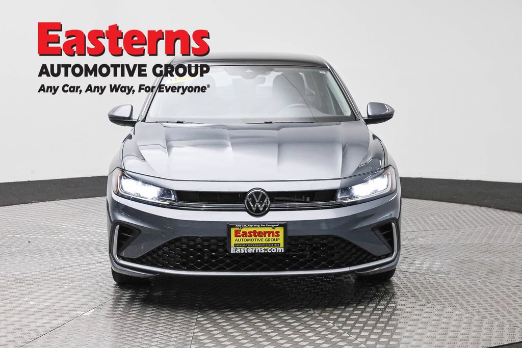 Used 2025 Volkswagen Jetta SE FWD image 2