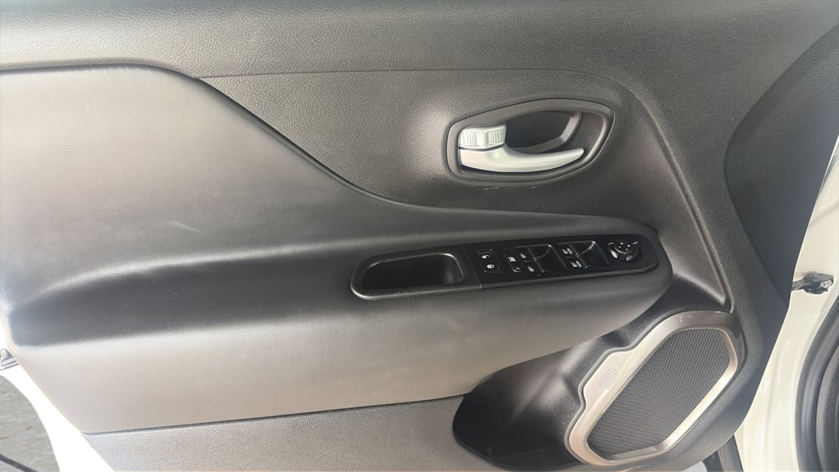 Used 2023 Jeep Renegade Latitude AWD/4WD image 16