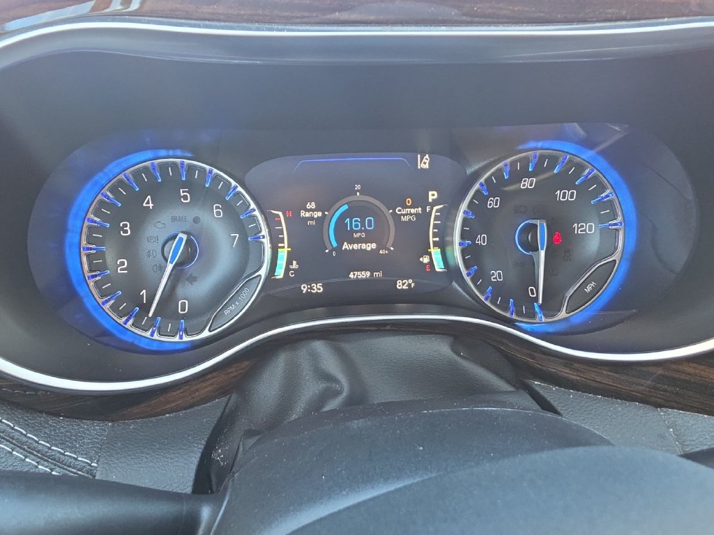 Used 2023 Chrysler Pacifica Limited w/ Uconnect Theater Family Group FWD image 17