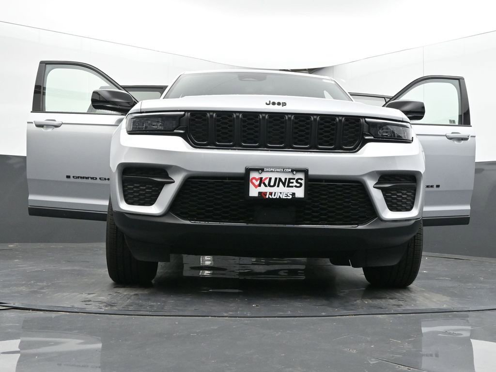 Used 2024 Jeep Grand Cherokee Altitude image 70
