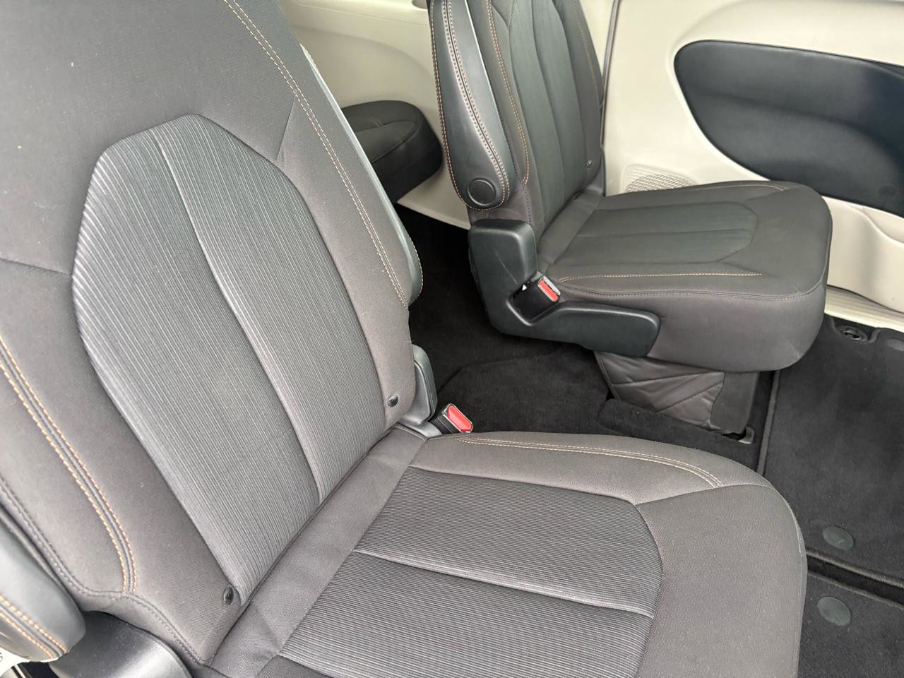 Used 2020 Chrysler Pacifica Touring w/ Advanced Safetytec Group FWD image 44