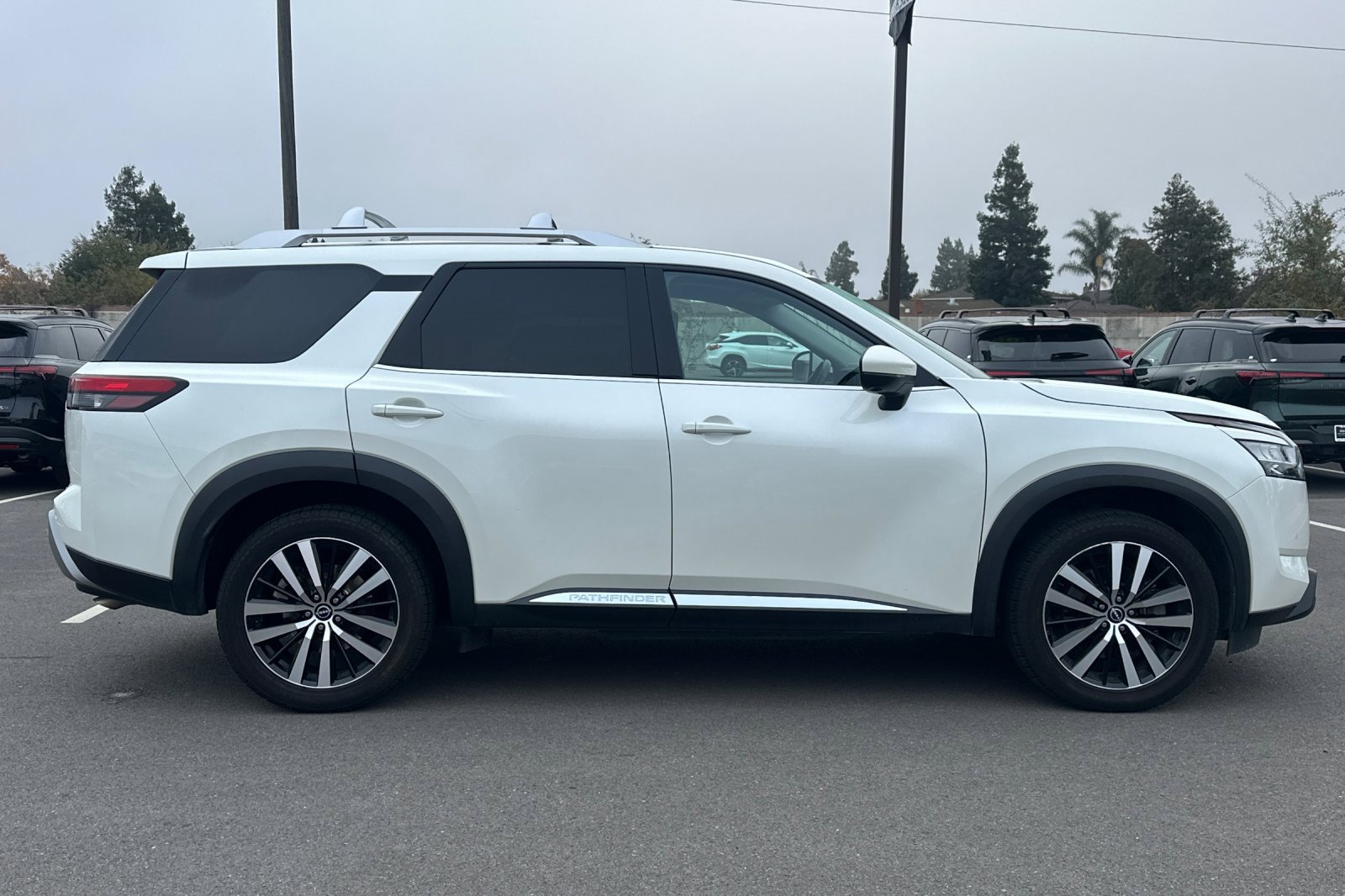 Used 2023 Nissan Pathfinder Platinum image 3