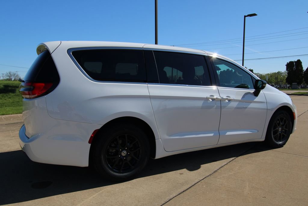 Used 2024 Chrysler Pacifica Touring-L FWD image 5