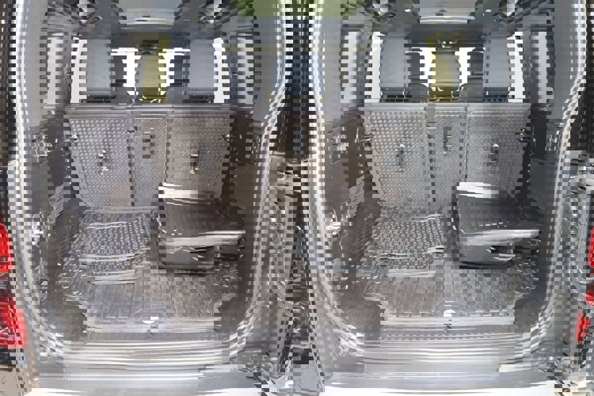 Used 2023 Land Rover Defender 110 SE image 60