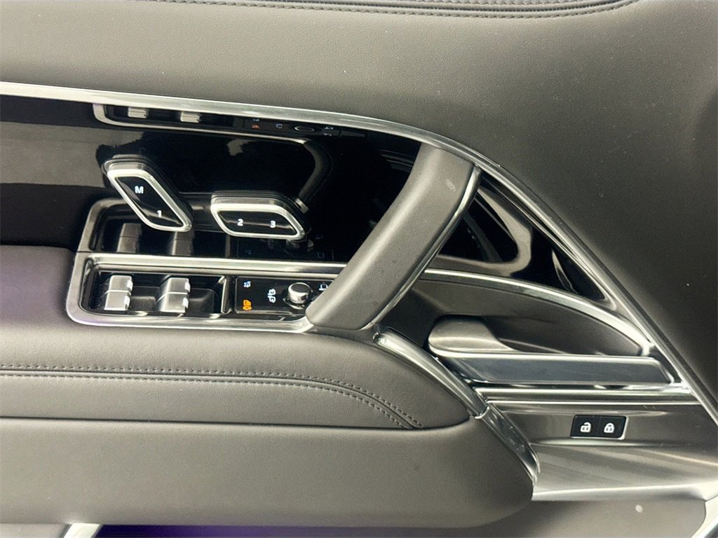 Used 2024 Land Rover Range Rover Long Wheelbase SE image 17