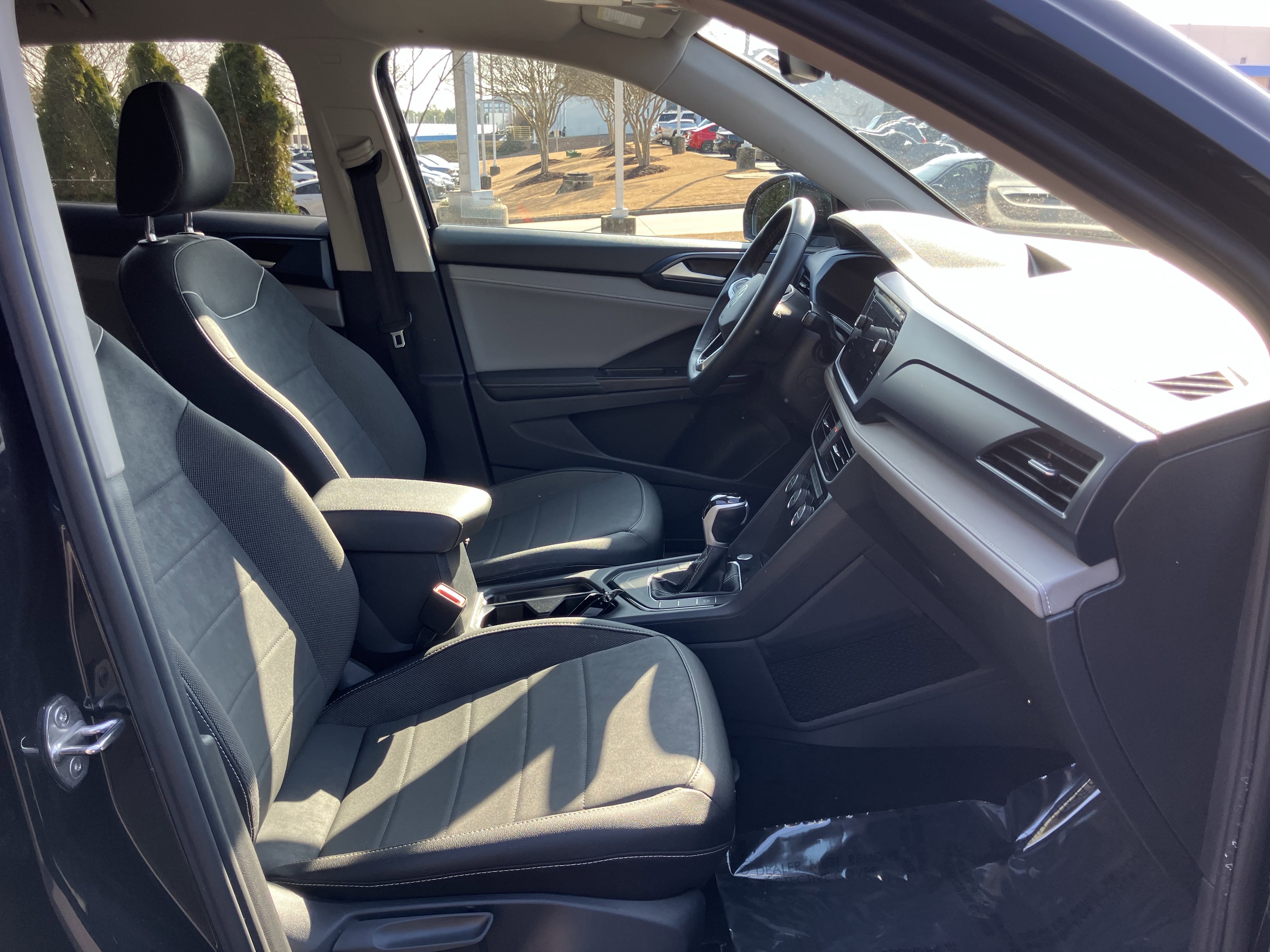 Used 2024 Volkswagen Taos SE image 33