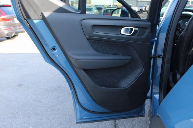 Used 2025 Volvo XC40 B5 Plus image 32