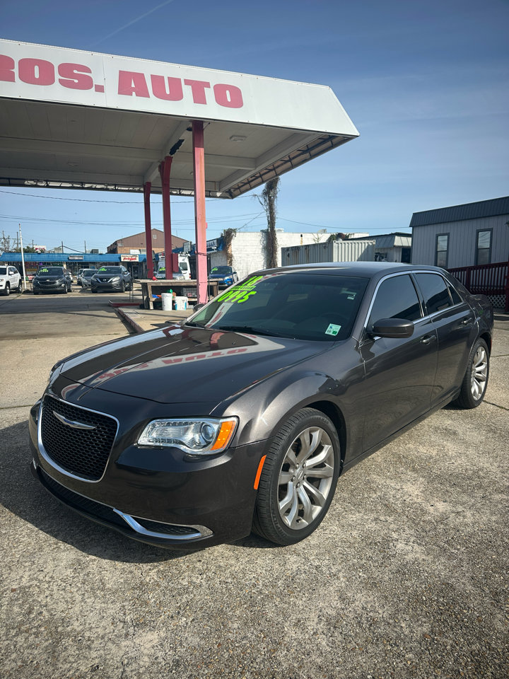 Used 2018 Chrysler 300 Touring L image 2