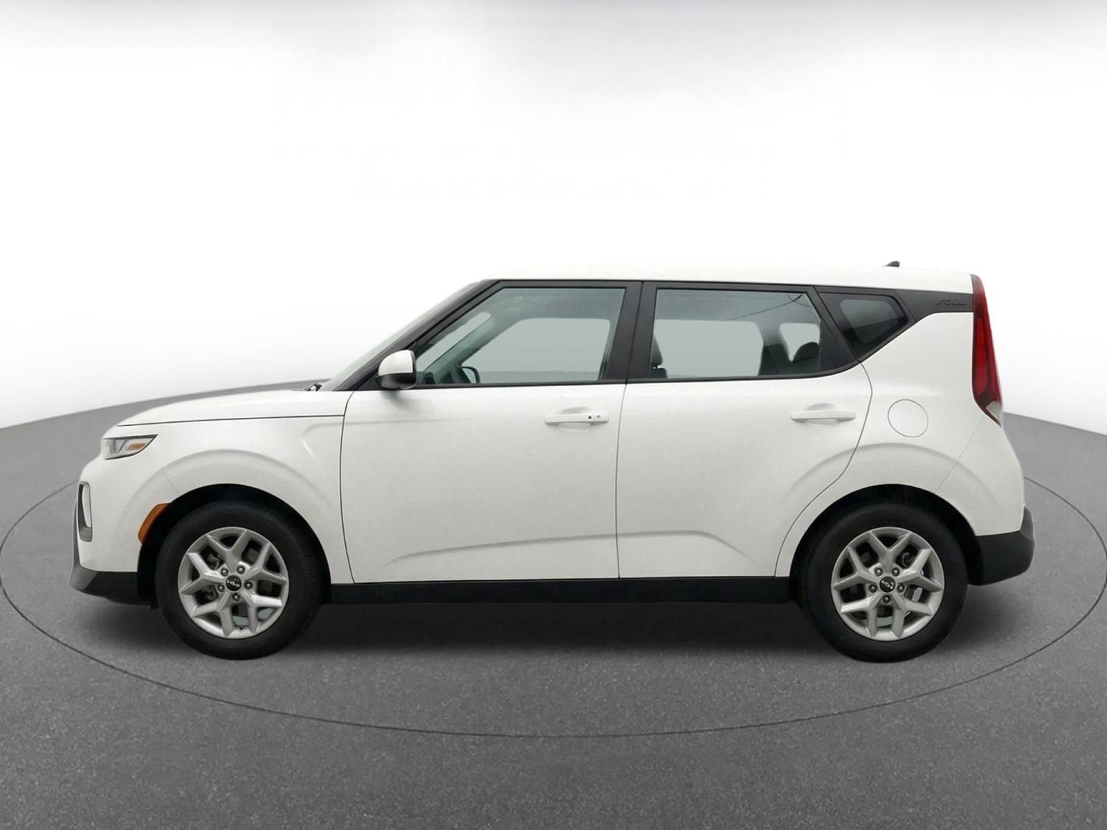 Used 2025 Kia Soul LX w/ LX Technology Package FWD image 4