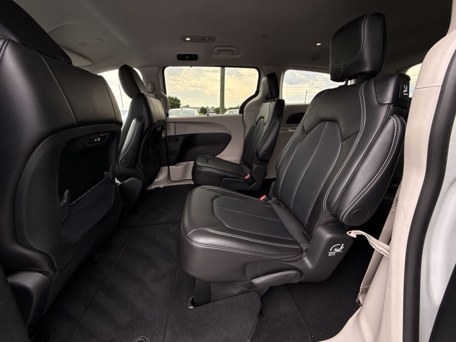 Used 2024 Chrysler Pacifica Touring-L FWD image 25