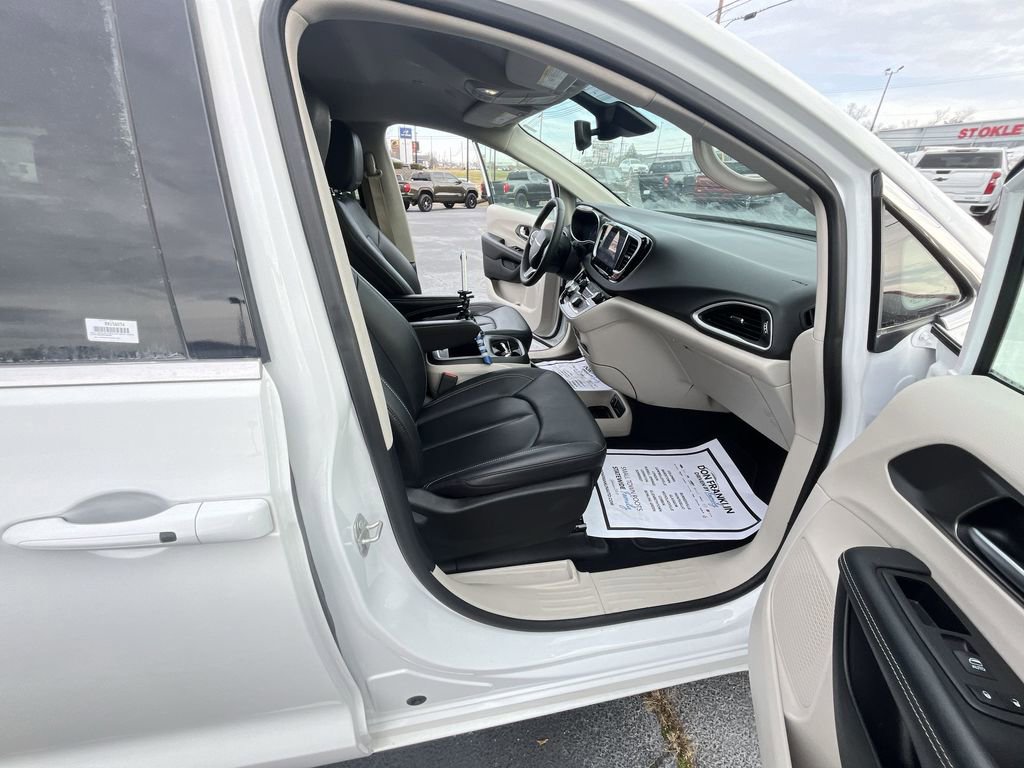 Used 2024 Chrysler Pacifica Touring-L image 24