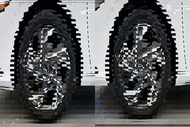 Used 2025 Hyundai Elantra SEL image 14