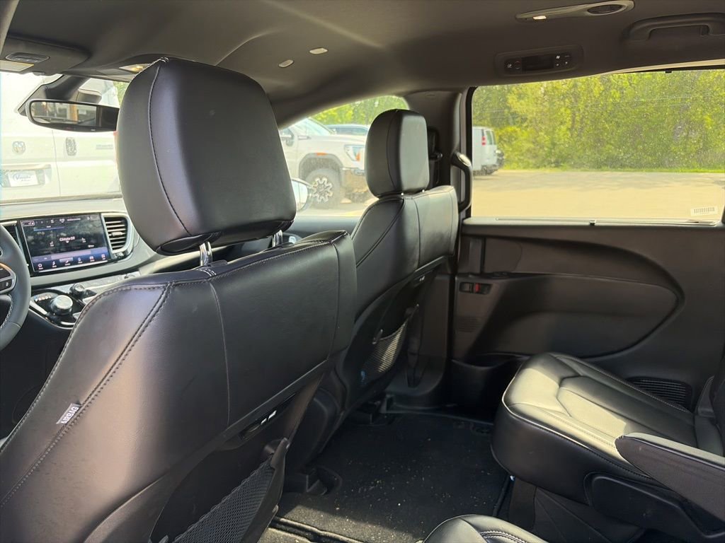 Used 2025 Chrysler Pacifica Select FWD image 11