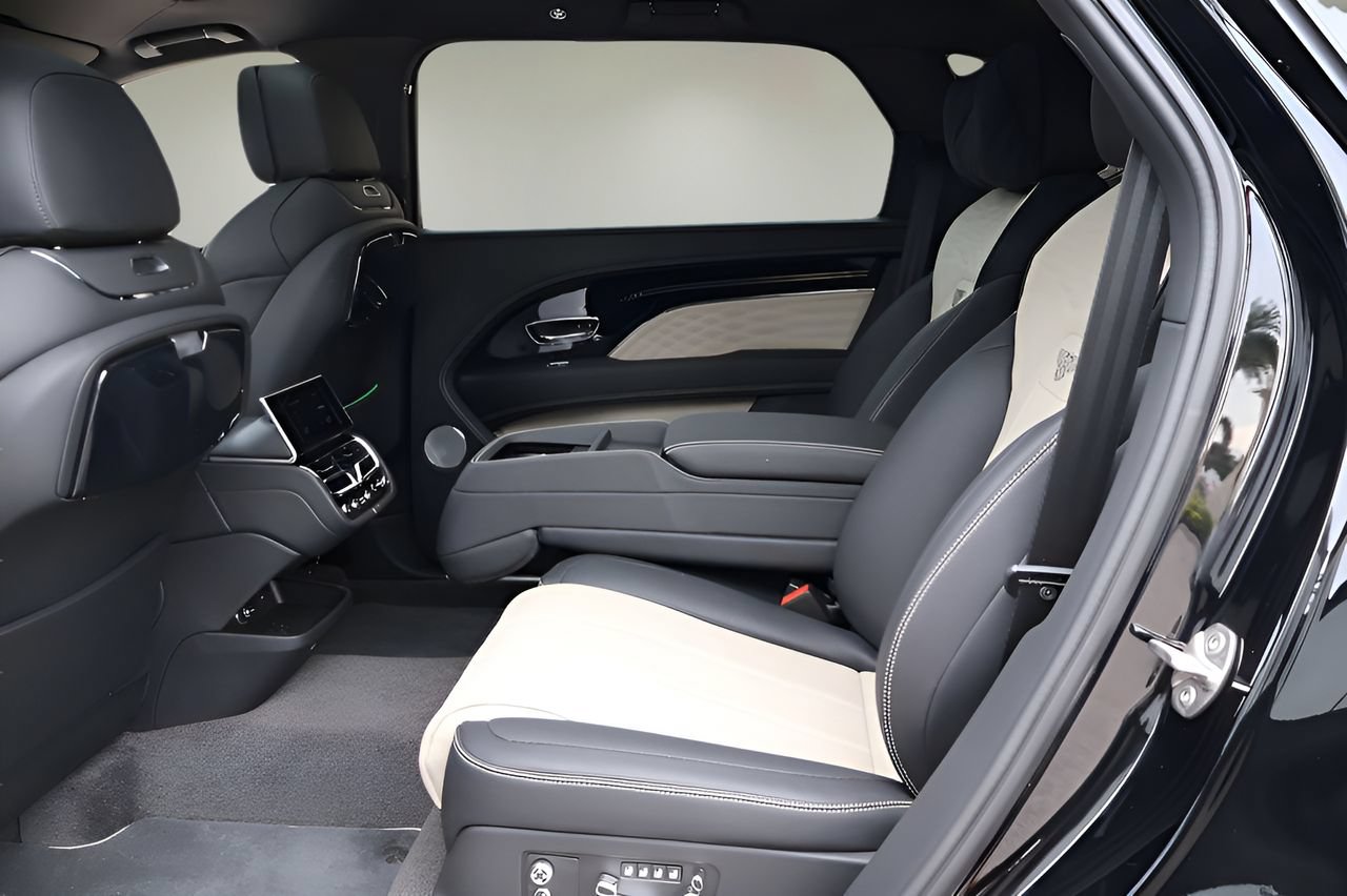 Used 2025 Bentley Bentayga Extended Wheelbase AWD/4WD image 15