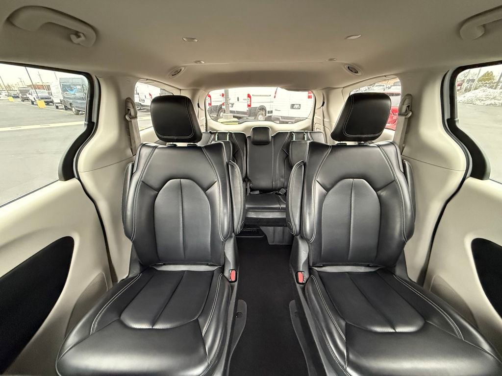 Used 2023 Chrysler Pacifica Touring-L image 14