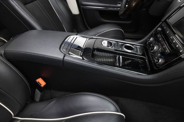 Used 2016 Jaguar XJ R-Sport image 32
