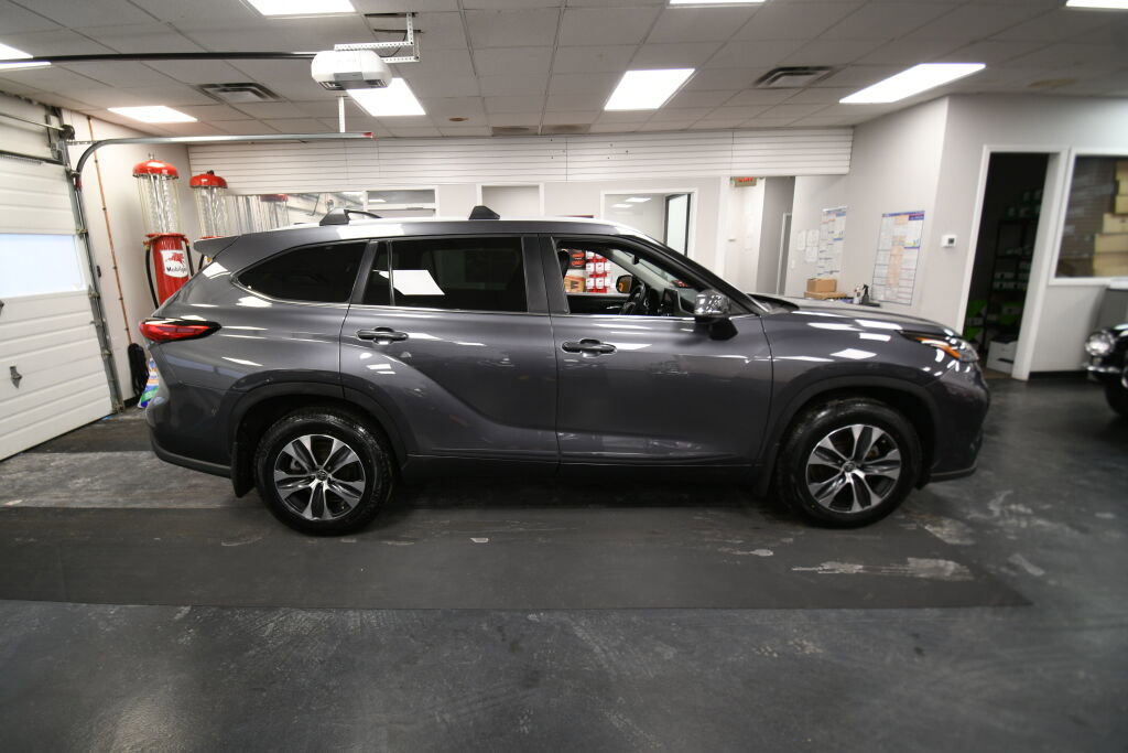 Certified 2023 Toyota Highlander XLE image 8
