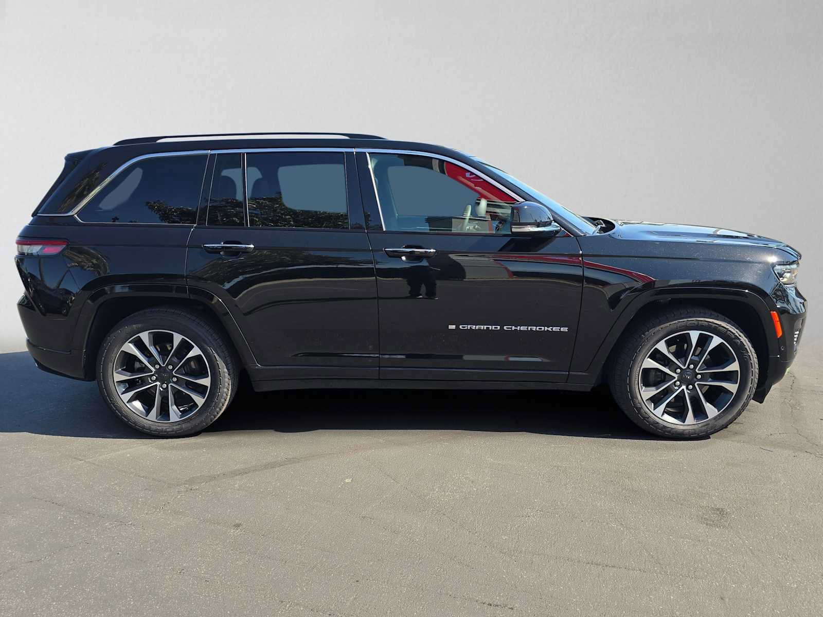 Used 2022 Jeep Grand Cherokee Overland w/ Luxury Tech Group IV AWD/4WD image 2