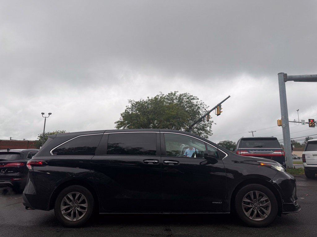 Used 2021 Toyota Sienna XLE FWD image 2