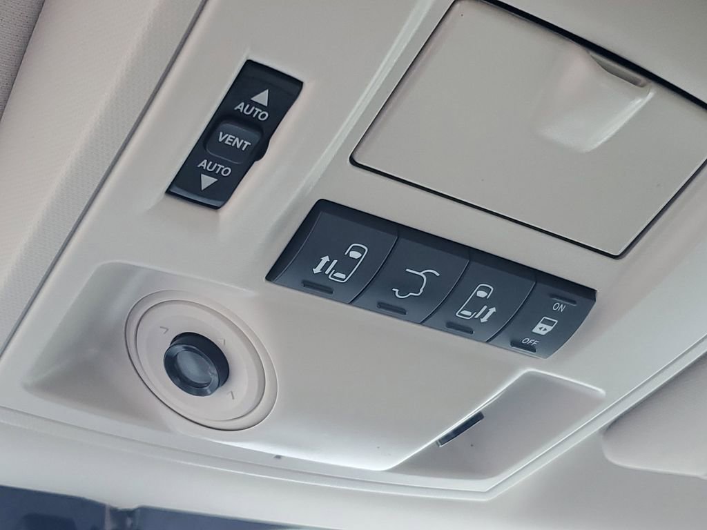 Used 2016 Chrysler Town & Country Touring-L image 20