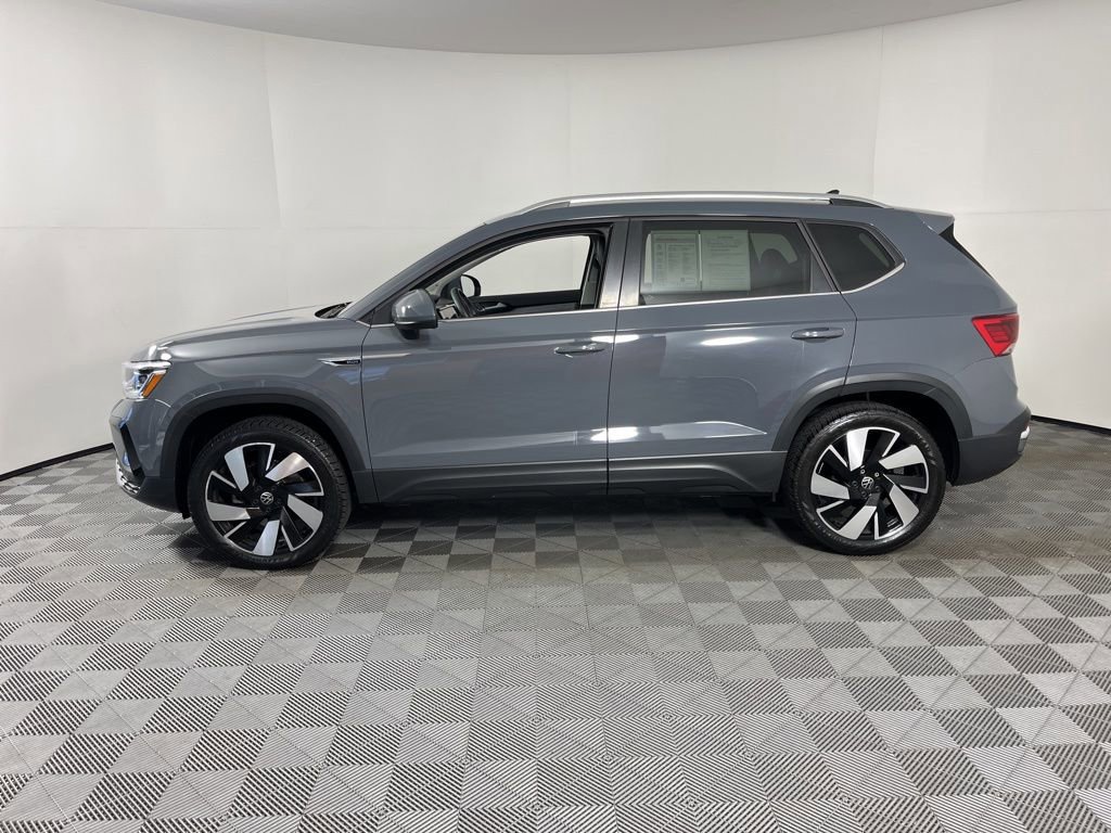 Used 2024 Volkswagen Taos SEL image 2