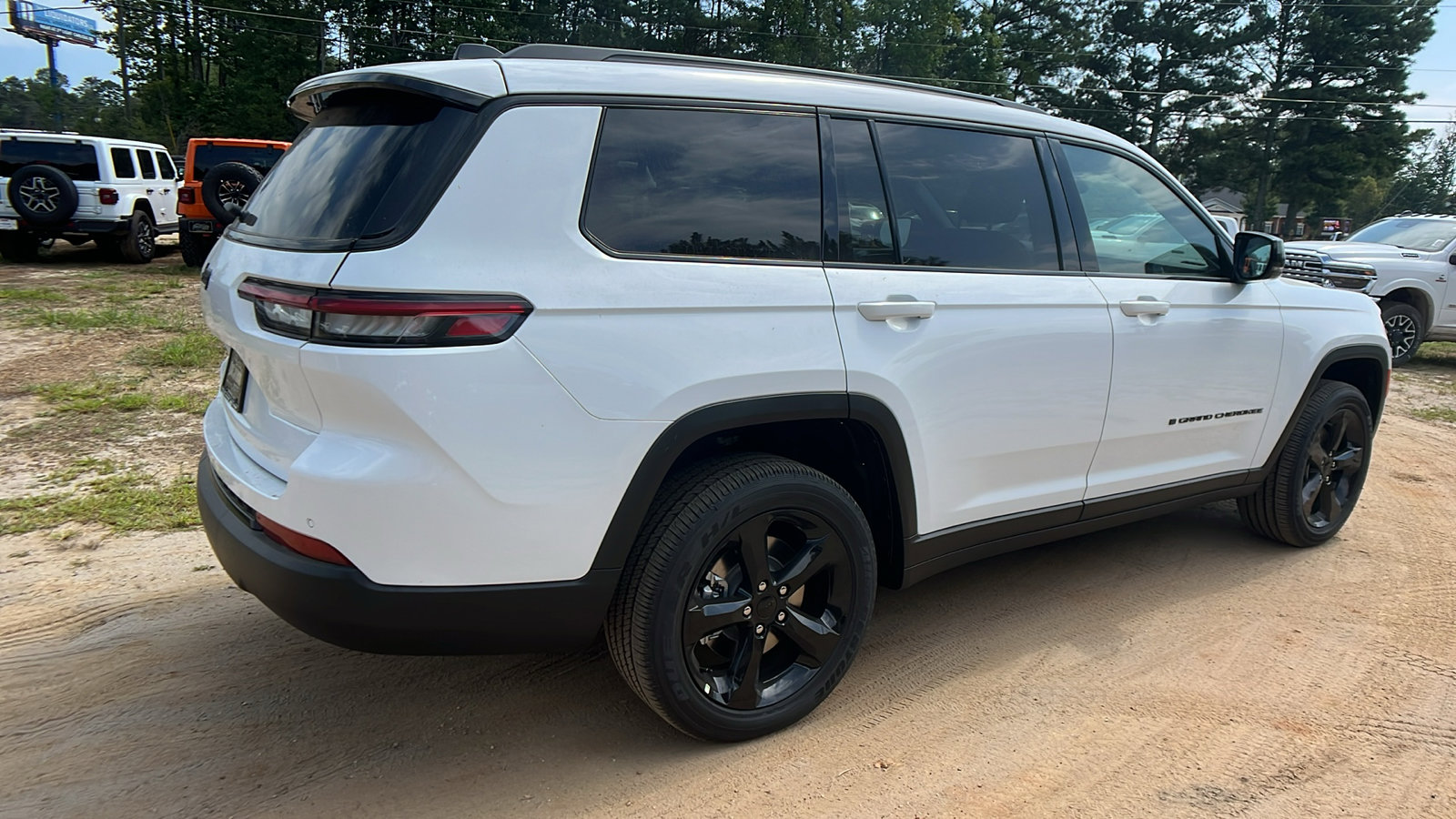 New 2025 Jeep Grand Cherokee L Altitude image 8