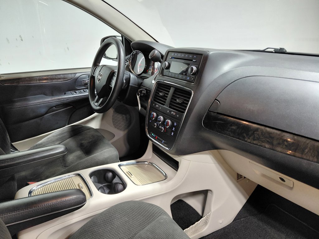 Used 2015 Dodge Grand Caravan SXT FWD image 21