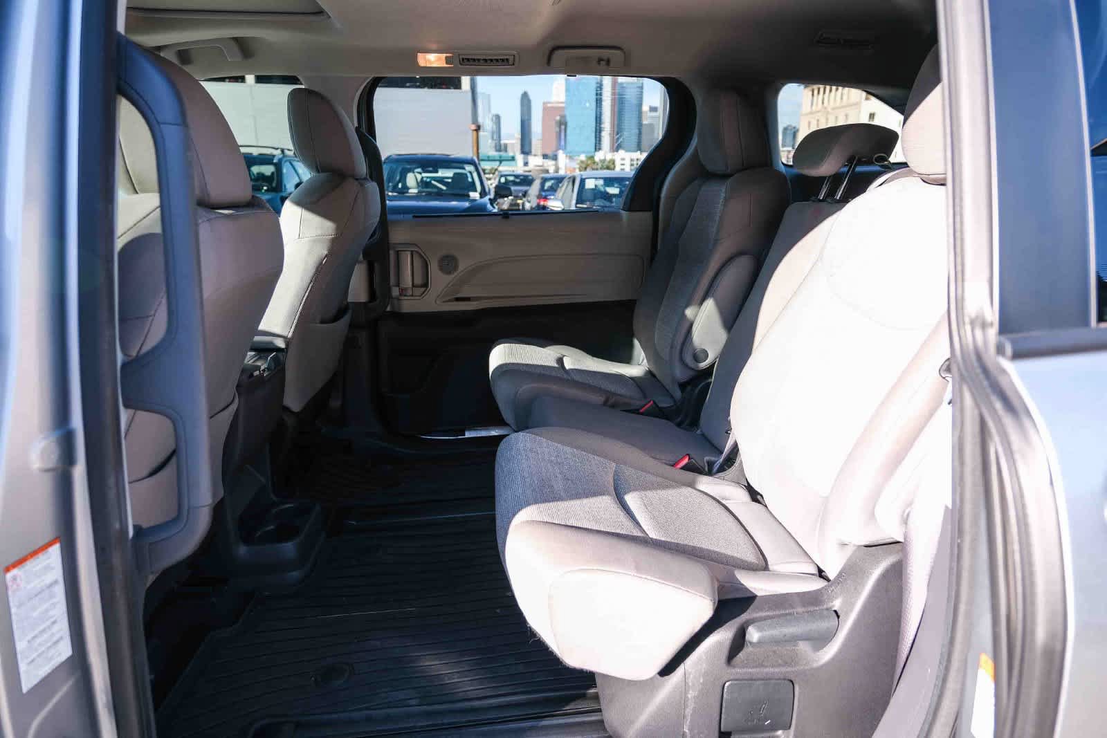 Used 2024 Toyota Sienna LE w/ LE Plus Package FWD image 17