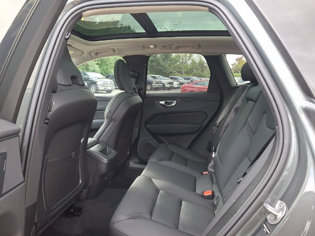 New 2027 Volvo XC60 B5 Plus AWD/4WD image 8