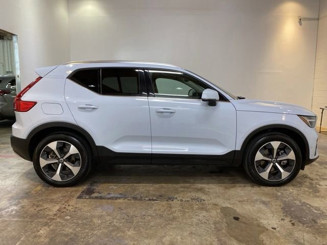 Used 2025 Volvo XC40 B5 Plus AWD/4WD image 6