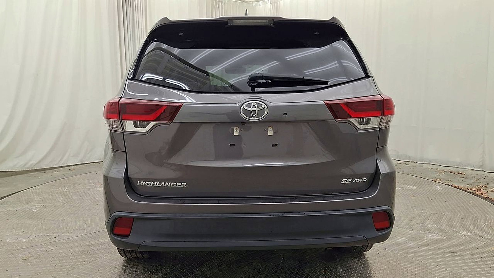 Certified 2019 Toyota Highlander SE image 2