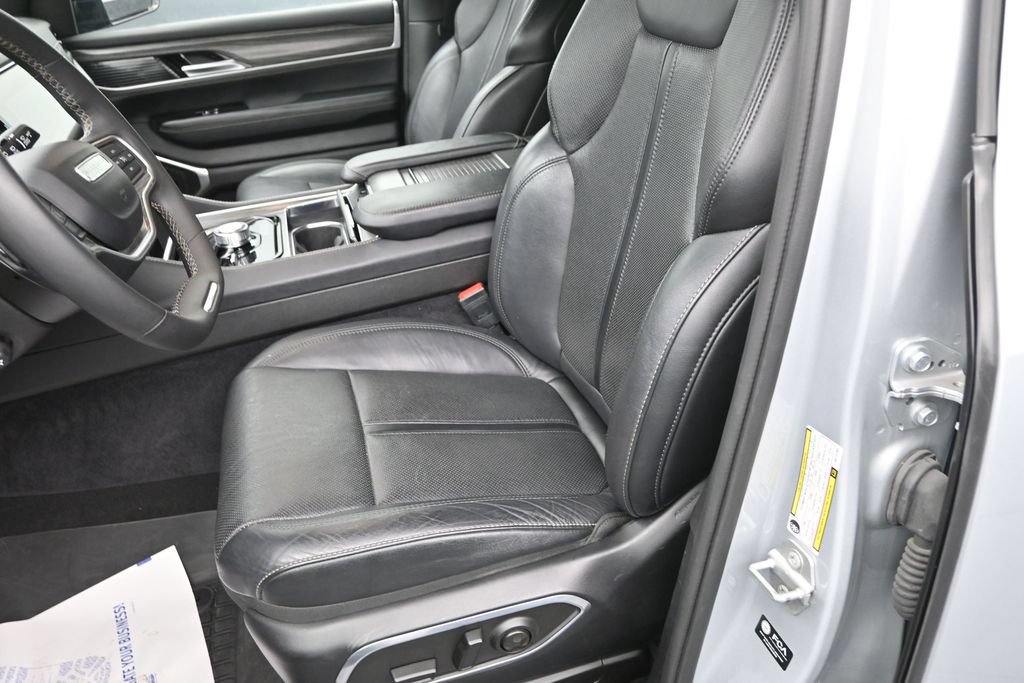 Used 2024 Jeep Wagoneer L Series II w/ Flexible Seating Group AWD/4WD image 13