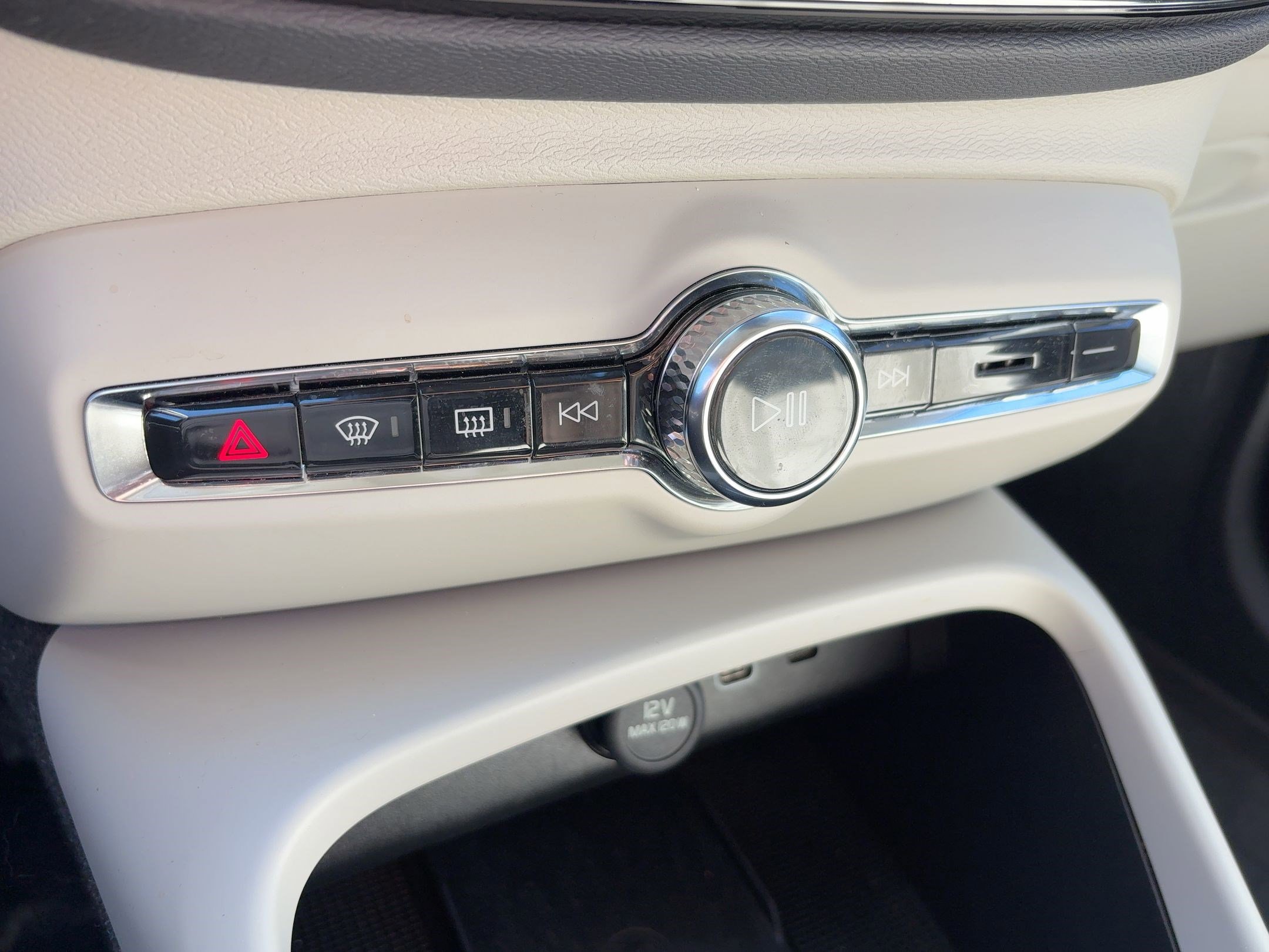 Used 2023 Volvo XC40 B5 Plus w/ Climate Package image 16