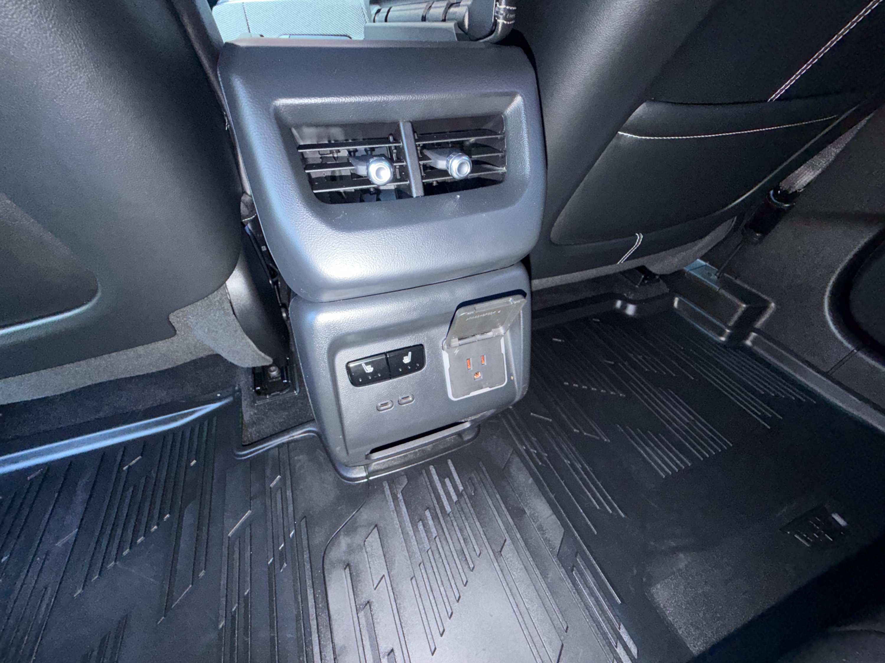 Used 2025 Cadillac Optiq Luxury 2 w/ LPO, Floor Liner Package AWD/4WD image 32