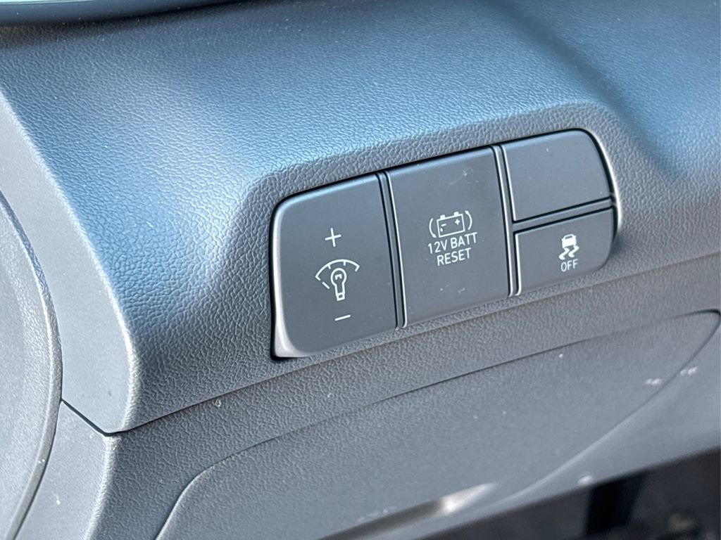 Certified 2025 Hyundai Elantra SEL image 32