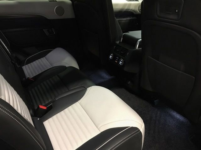 New 2024 Land Rover Discovery Metropolitan Edition image 32