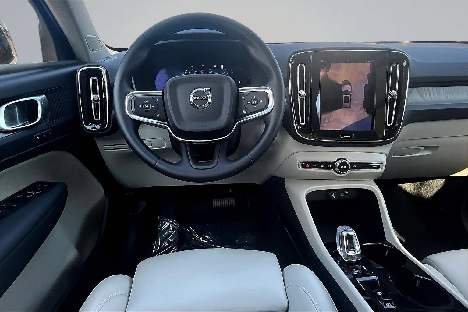 Used 2026 Volvo XC40 B5 Plus AWD/4WD image 9
