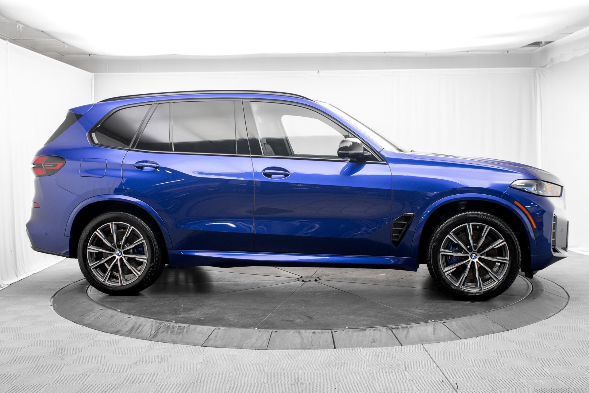 Used 2026 BMW X5 M60i AWD/4WD image 2