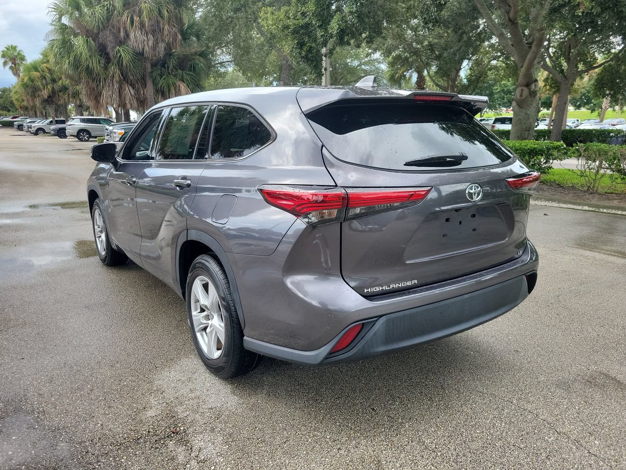 Used 2022 Toyota Highlander LE FWD image 4