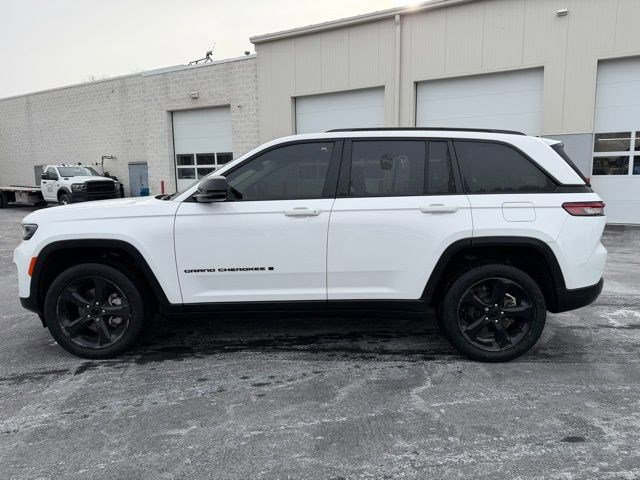 Used 2023 Jeep Grand Cherokee Limited w/ Black Appearance Package image 11