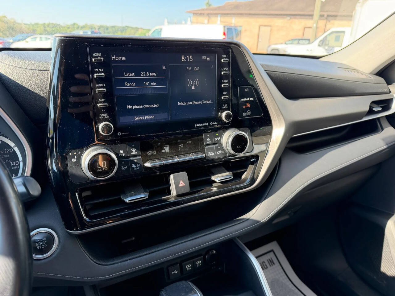 Used 2020 Toyota Highlander XLE AWD/4WD image 14