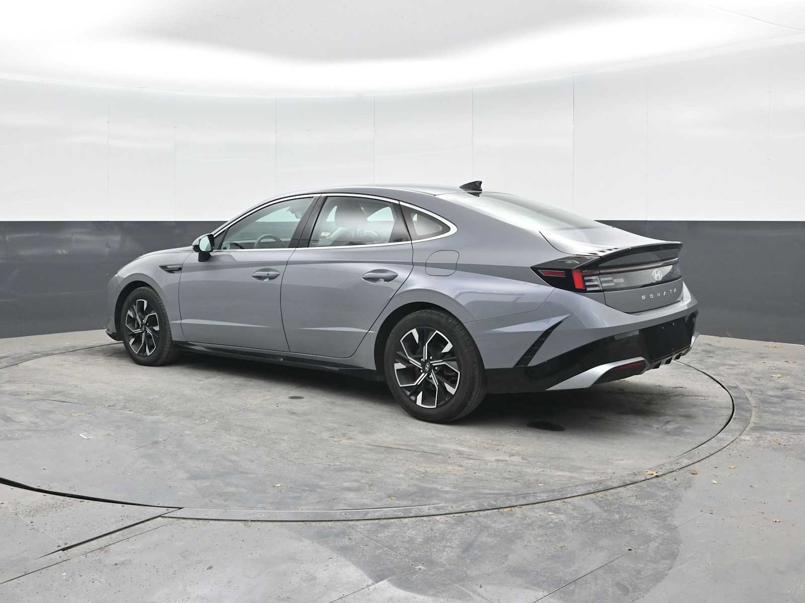 Used 2024 Hyundai Sonata SEL FWD image 2