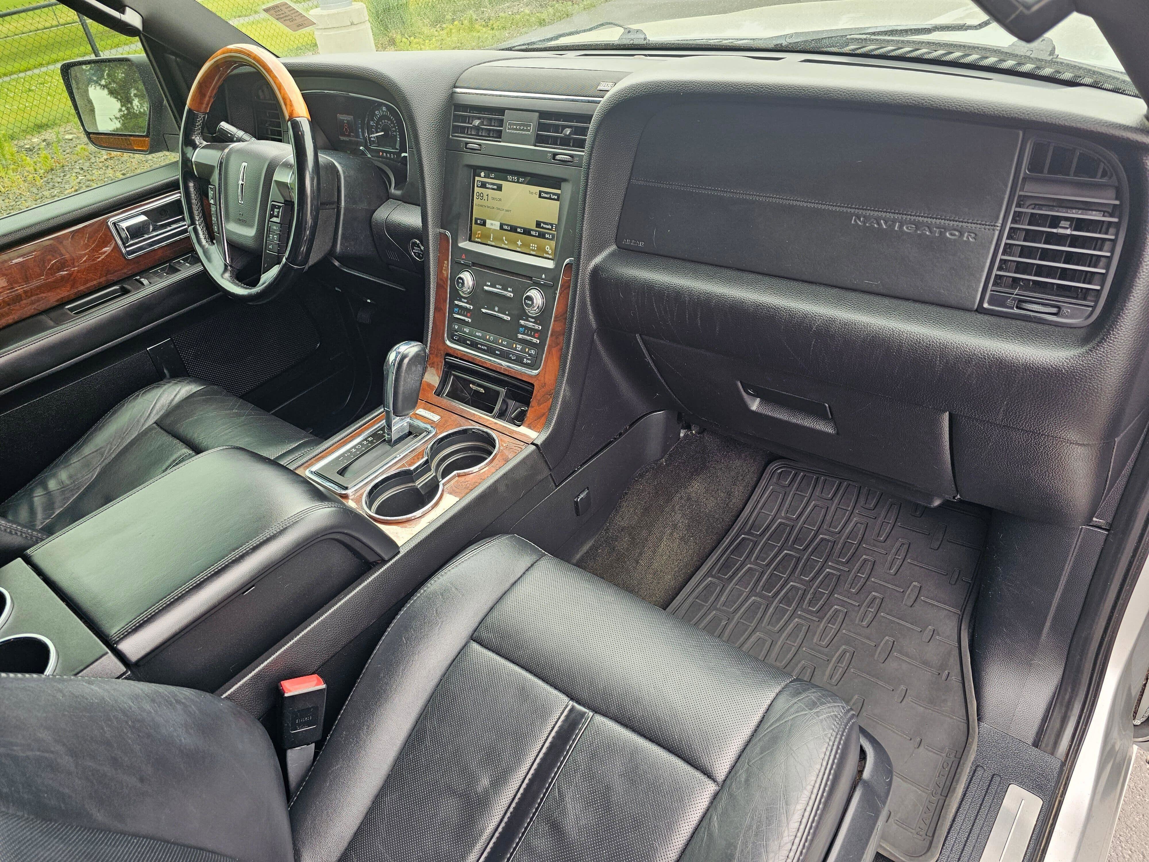 Used 2016 Lincoln Navigator Select AWD/4WD image 11