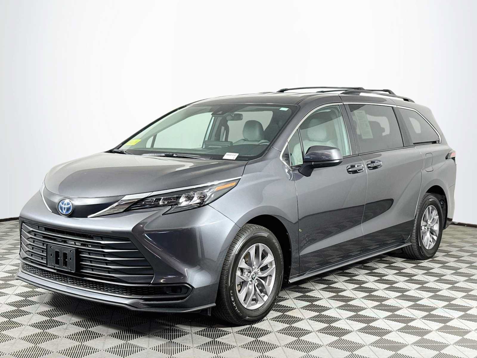 Used 2025 Toyota Sienna LE AWD/4WD image 1
